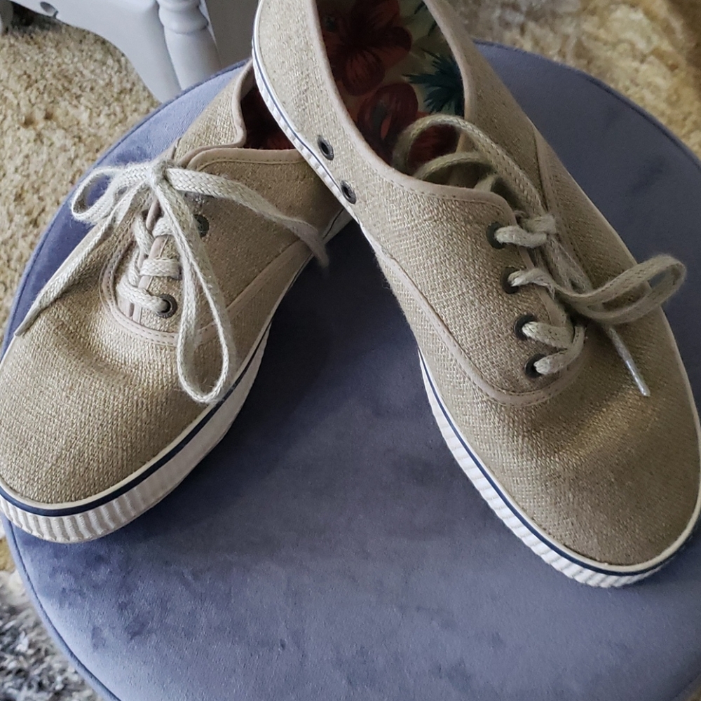 Canvas shoes